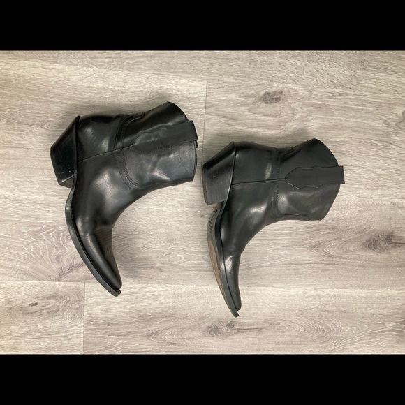 Maison Martin Margiela black cowboy boot. $1290
Size 38(8 US). - Picture 11 of 13